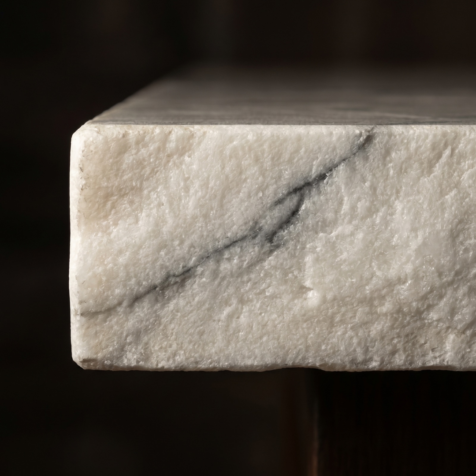 Mármol Carrara y travertino.