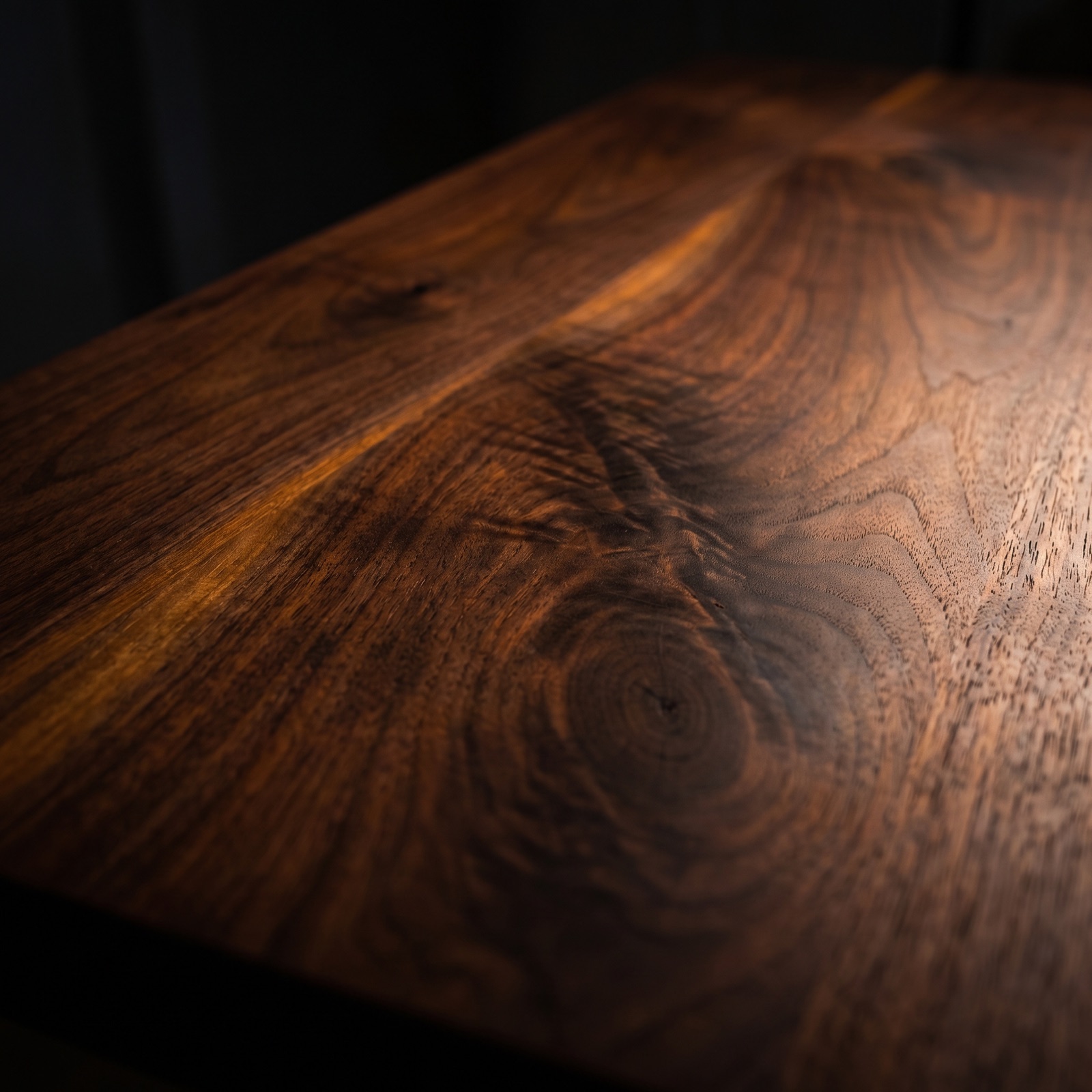 Madera sólida de encino, nogal y wengué.