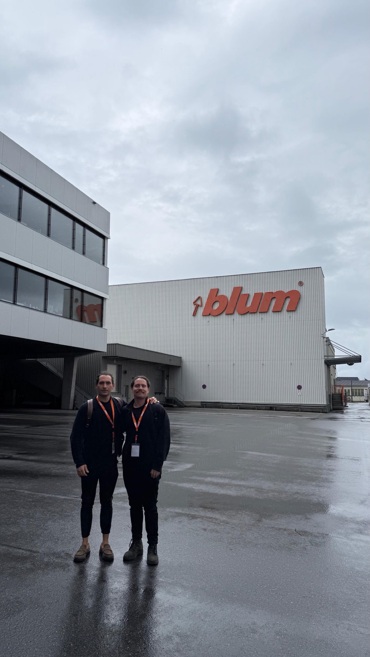 Paul y Christopher Chaput frente a la fábrica de Blum en Austria.