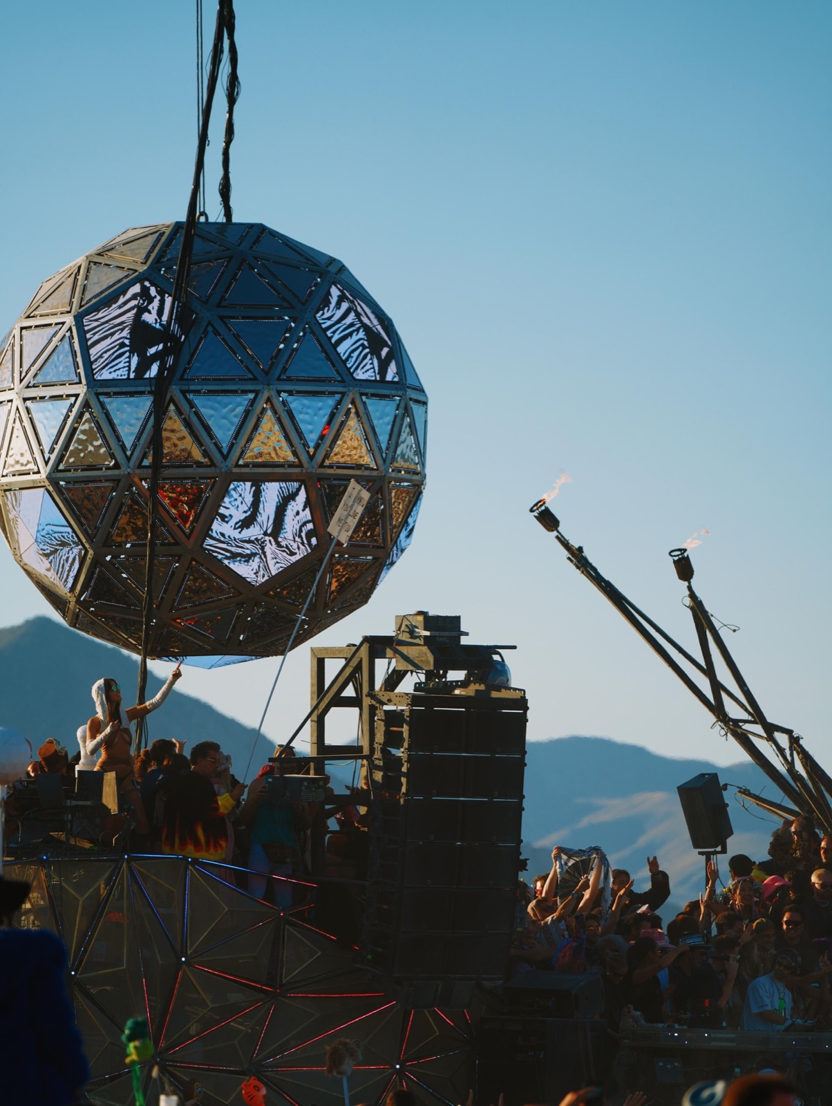 «Ralf's Surprise», esfera monumental de acero inoxidable y aluminio, en Burning Man 2025.