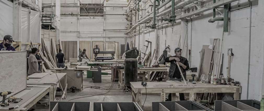 Producción de mobiliario a escala en el taller.