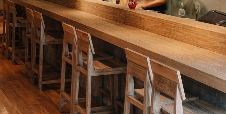 Barra y carpintería en madera maciza del restaurante Wabi Sushi.