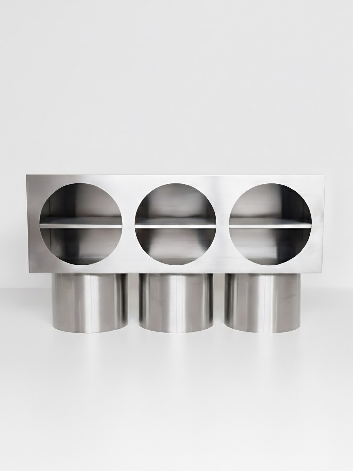 The Triarc Console en acero inoxidable cepillado.