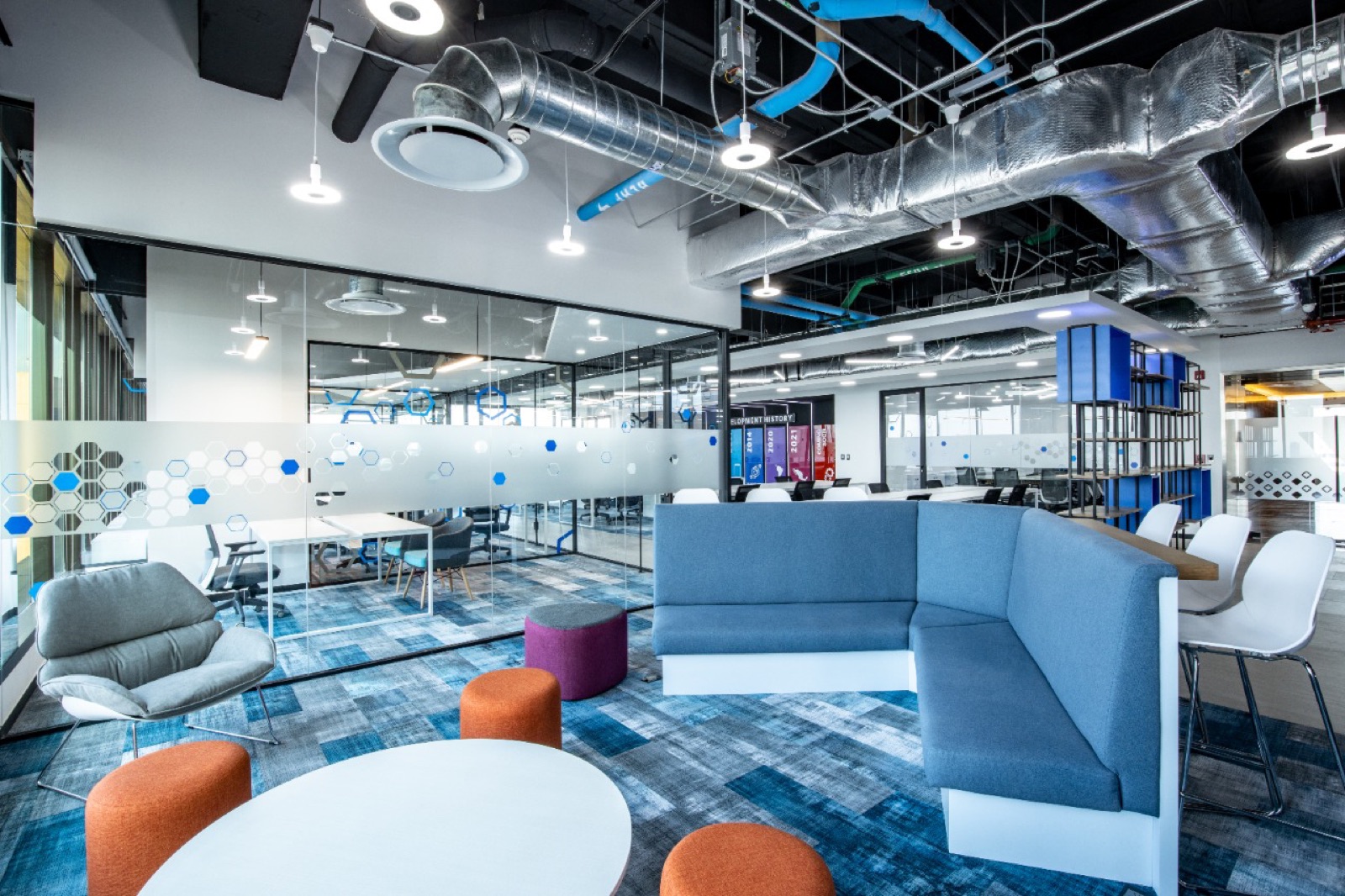 Área de lounge corporativo en las oficinas de Vivo.