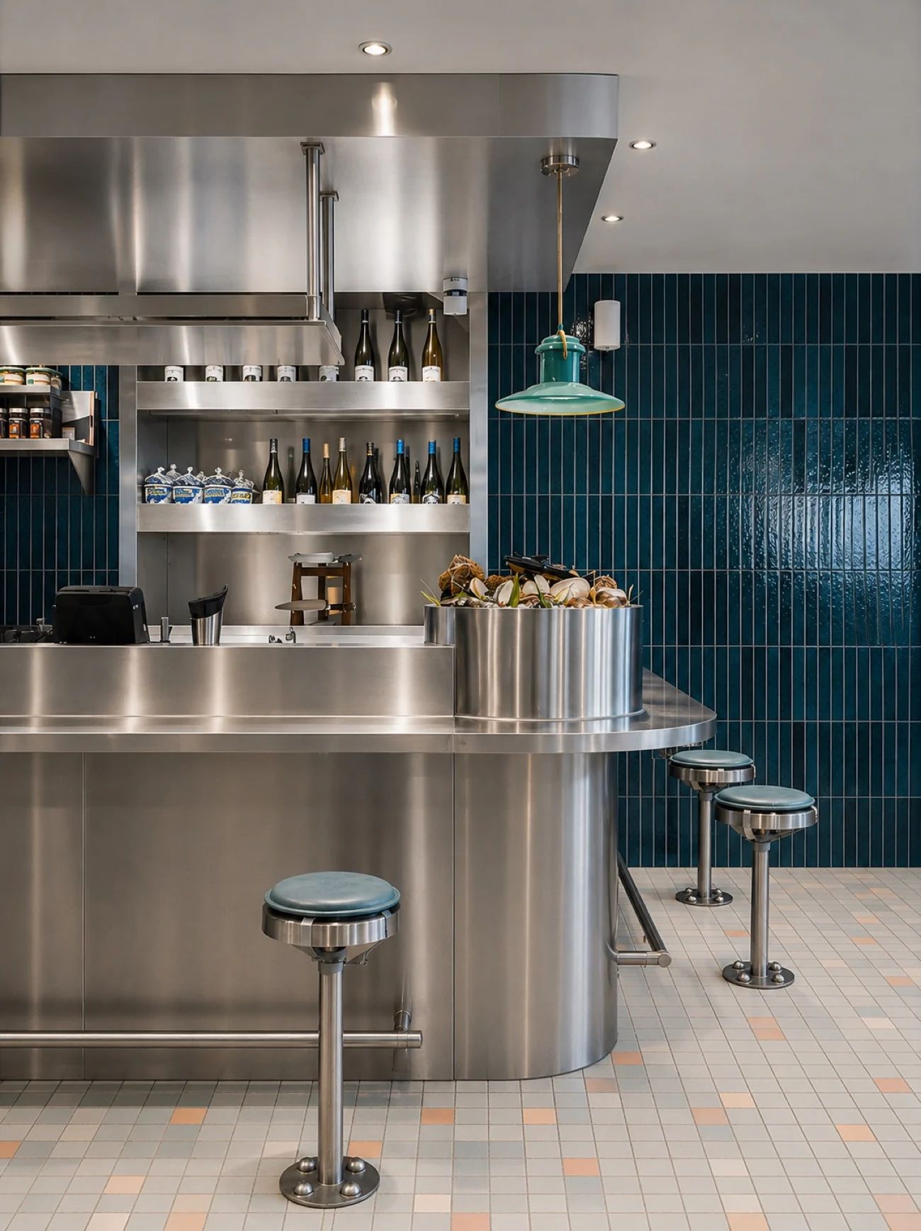 Fotografía de El Tibur: barra curva de acero inoxidable y mobiliario diseñado para el restaurante