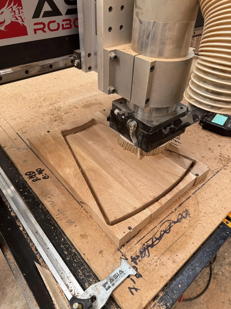 Fresado CNC de una pieza de madera durante su fabricación