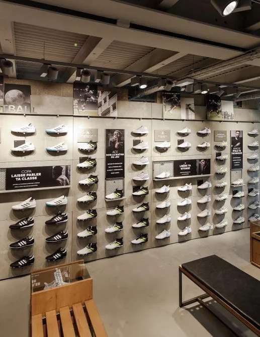 Mobiliario de exhibición y display de tienda Adidas