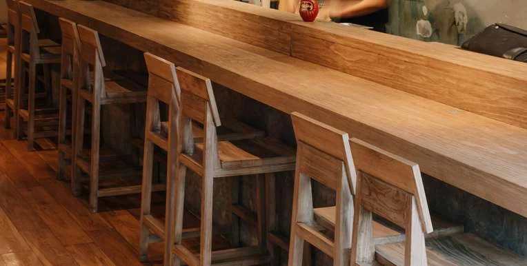 Barra y bancos de madera de Wabi Sushi