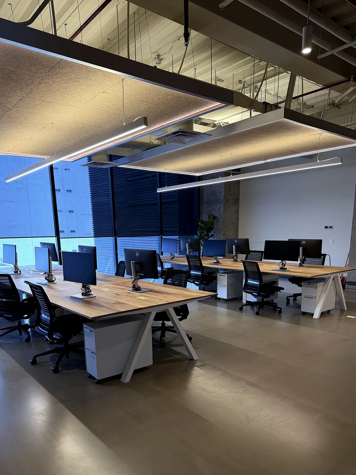 Piso abierto de las oficinas Chobani con estaciones de trabajo de madera sólida